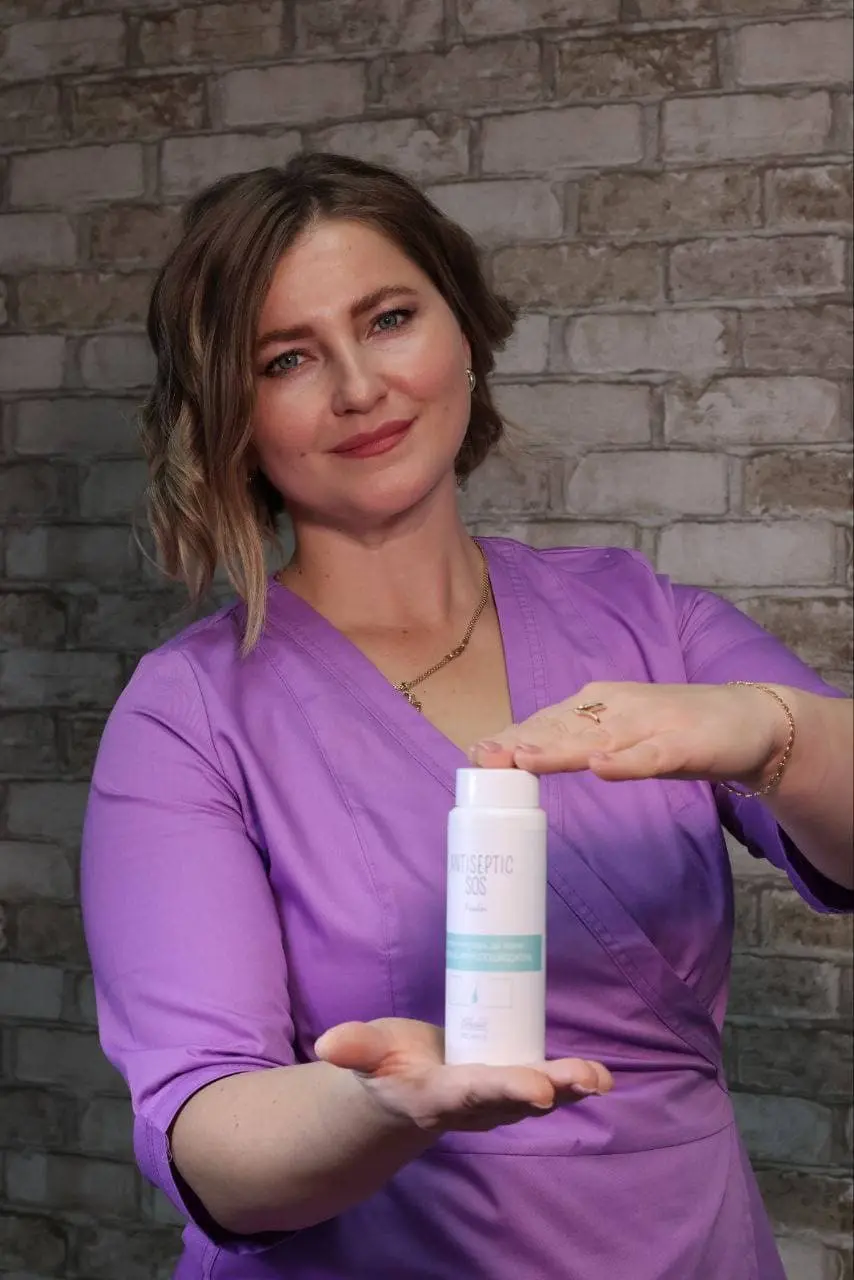 Майстер тримає в руках антисептик.